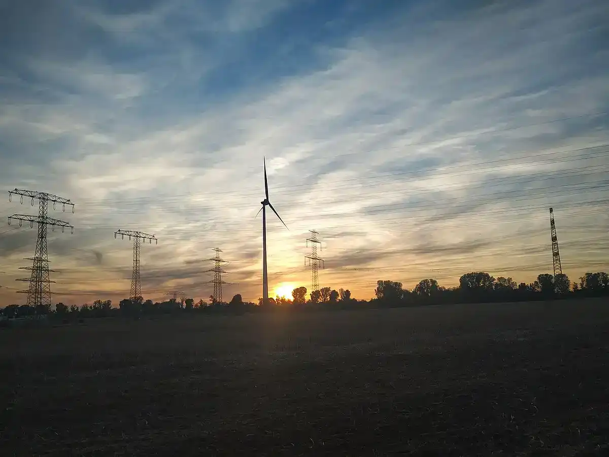 Goldene Stunde über Feldmark (Zeitfenster)